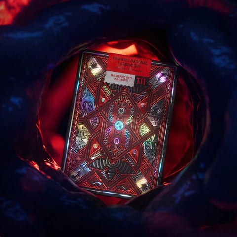 Kortų kaladė Stranger Things Hawkins National Laboratory, raudona holografinė T11 versija, fotografuota iš arti kampu su akcentuotomis reljefinėmis detalėmis