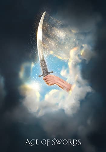 Kardų asas tarot korta su ranka iš debesų laikančia išlenktą sidabrinį kardą, mėlynu fonu ir auksiniu žėrėjimu, produktų galerijoje kaip pagrindinė iliustracija
