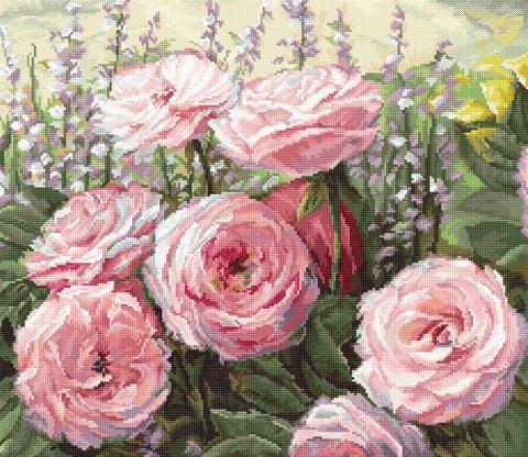Kryželių siuvinėjimo rinkinys – didelės rožinės rožės su žaliais lapais, 40×35 cm, artimas centro fragmentas, skiriasi nuo plataus kampo variantų