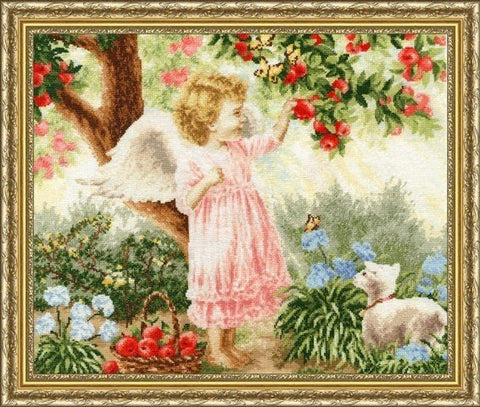 Siuvinėtas paveikslas su angelu ir avinėliu aukso rėme, ryškios raudonos obuolių detalės ir drugeliai, 40×30 cm