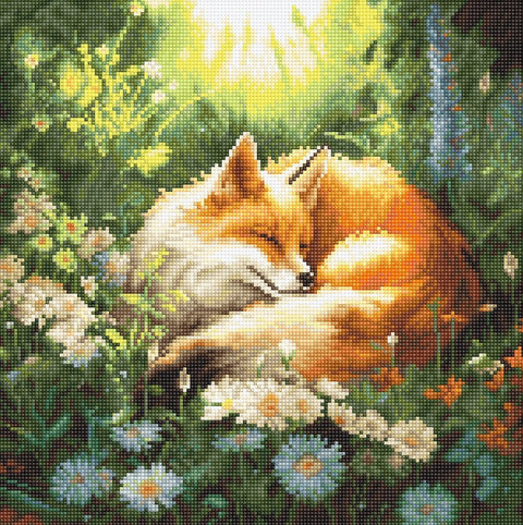 Diamond painting rinkinys su gelsvai oranžine miegstančia lapute pievoje, pilnas motyvas, skirtas 40×40 cm drobei