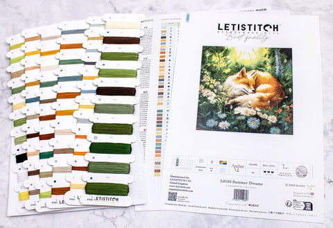 Kryželių rinkinys LETISTITCH su miegamos lapės piešiniu ir išdėstytomis daugiaspalvėmis siūlų kortelėmis, rodantis komplekto spalvų paletę ir modelio priekį