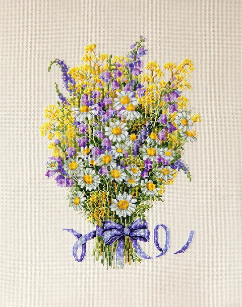 Siuvinėjimo rinkinys – detali geltonų ir violetinių ramunių puokštė su violetine juostele ant smėlio fono