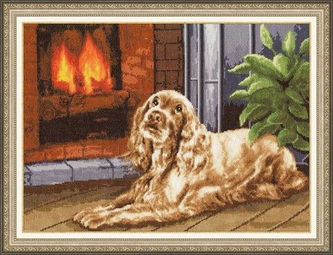kryželių rinkinys: gulintis rudos spalvos spanielis prie židinio, įrėmintas, 40×30 cm, paruoštas kabinti