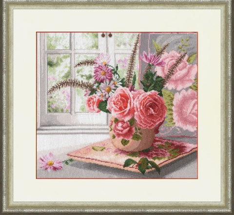 Siuvinėjimo paveikslas rožės: rėmintas kvadratinis rožinis gėlių motyvas prie lango su ramunėmis, 40×40 cm