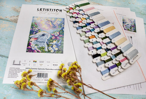 Kryželių rinkinys LETISTITCH su zuikučio raštu, daugiaspalvėmis siūlų kortelėmis ir Aida audiniu, fotografuotas iš viršaus