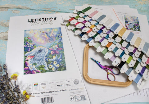 Siuvinėjimo rinkinys Letistitch su triušio piešiniu, spalvotomis siūlų kortelėmis, mediniu lankeliu ir žirklėmis