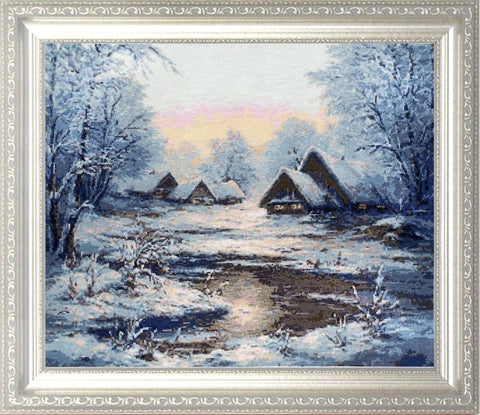 Siuvinėjimo rinkinys žieminė kaimo panorama kryželiu, pilkai mėlyna paletė, paruoštas sidabriniame rėme, priekinis vaizdas