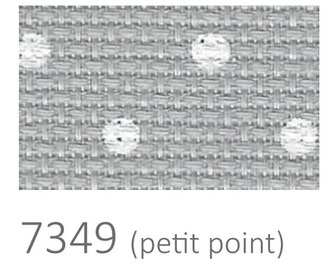 Audinys 7349 petit point pilkos spalvos su smulkiais baltais taškais, arti užfiksuota pynės tekstūra