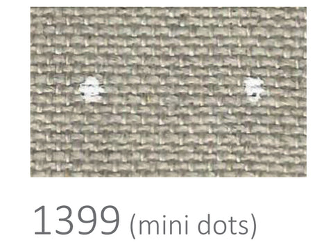 Audinys mini dots: smulkūs balti taškeliai ant smėlio spalvos tekstūruoto audinio, arti fotografuota rašto ir pynimo detalė