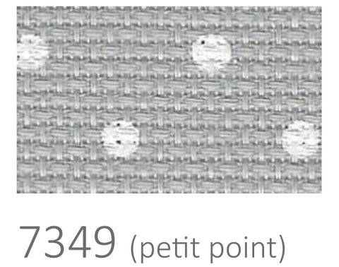 Audinys 7349 petit point pilkos spalvos su smulkiais baltais taškeliais ir ryškia pintine tekstūra artimam rašto vertinimui