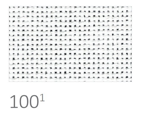 Aida drobė 100 baltos spalvos, arti užfiksuota tinklelio struktūra (100 akių/colį) skirta siuvinėjimui