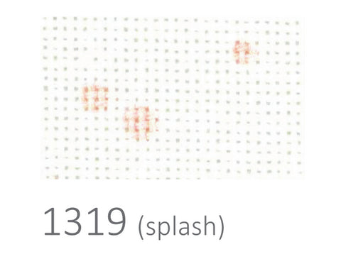 Audinys baltas su smulkiu pilku tinkleliu ir trimis mažomis raudonomis splash dėmėmis, 1319 spalvų variantas