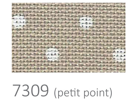 Audinys petit point smulkaus pintinio rašto, šviesiai smėlio spalvos su nedideliais baltais taškeliais, arti fotografuota
