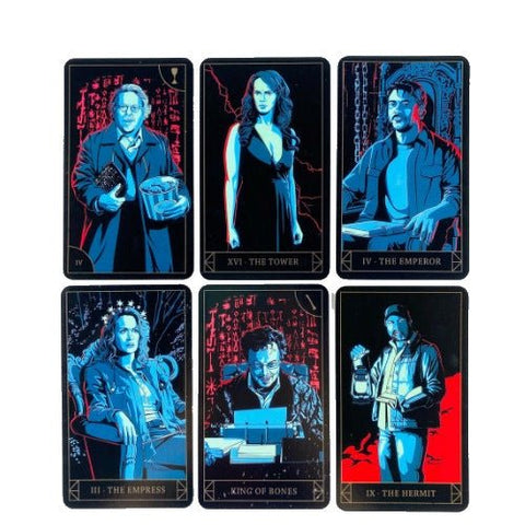 Tarot kortos neoninė serija su šešiais didžiųjų arkana personažais ir kontrastingu mėlyno‑raudonu dizainu