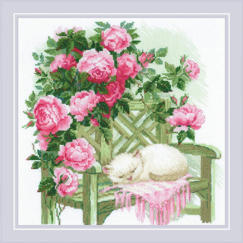 Siuvinėjimo rinkinys – baltas miegojančio katino motyvas ant žalsvo suoliuko su rožėmis, 40×40 cm