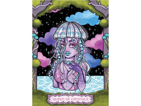Plakatas „Queen of Crystals“, portretinis, violetinės ir melsvos pastelės iliustracija su medūzos moters figūra ir žvaigždėtu fonu