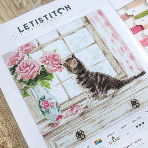 Kryželių rinkinys Letistitch su pilku kačiuku prie rožių vazos, parodytas pabaigtas dizainas ir siūlų kortelės dešinėje