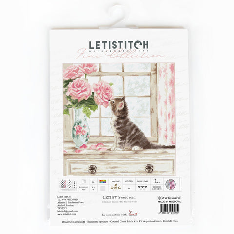 Siuvinėjimo rinkinys LETISTITCH „Sweet scent“ su katinu ir rožių motyvais, pakuotės priekis parodytas, 30×30 cm dydis