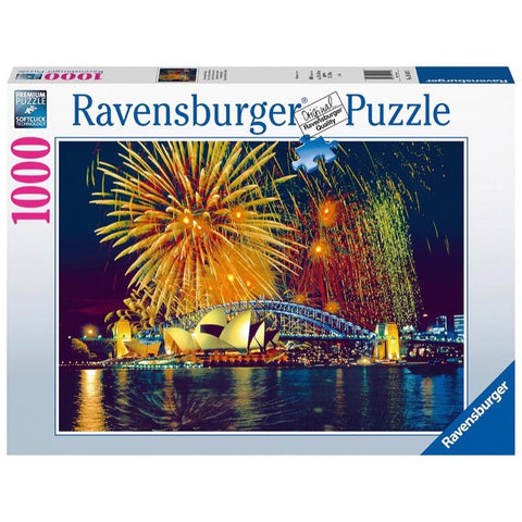 Dėlionė Ravensburger 1000 detalių – Sidnėjaus operos ir tilto naktinė fejerverkų panorama aukso ir mėlynos tonais.
