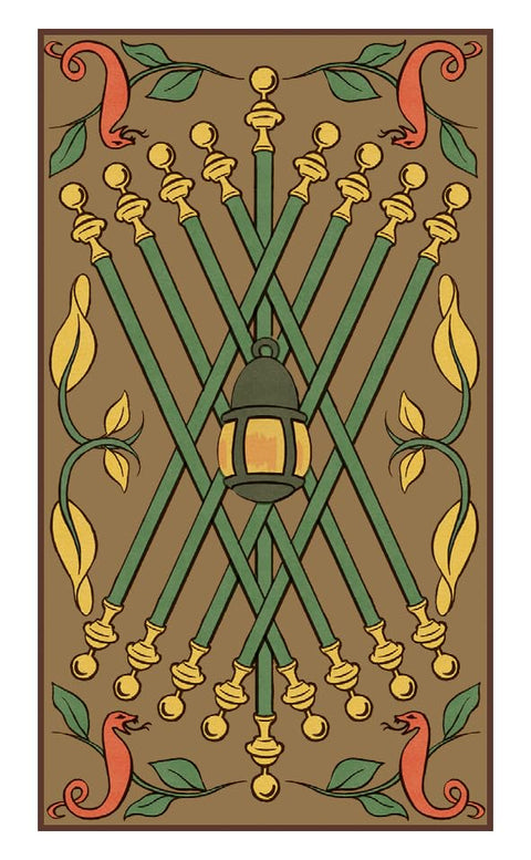 tarot korta su žaliai auksine nugarėle, centre pakabinamas žibintas ir kryžiuojančios lazdelės, dekoruota lapais ir raudonomis gyvatėlėmis
