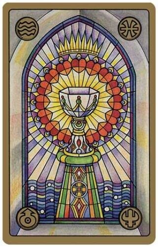 tarot korta vitražinio stiliaus Ace of Cups dizainas su karūna ir spindinčia taurė, geltonai‑violetiniai tonai