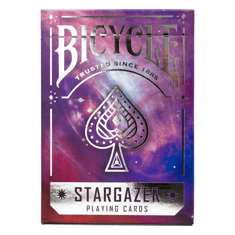 Bicycle Stargazer žaidimo kortos violetinė–mėlyna galaktikos dėžutė su sidabriniu spade logotipu ir priekinio dangtelio vaizdu