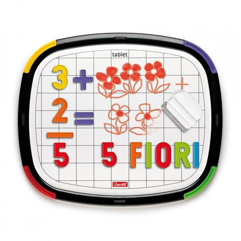 Magnetinė lenta Quercetti su tinkleliu, spalvotais magnetiniais skaičiais ir raidėmis bei trintuku, demonstruojanti 3+2=5