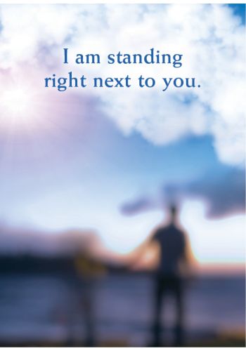 plakatas su citata "I am standing right next to you", tamsiai mėlynas fonas, neryškūs žmonių siluetai, 50×70 cm