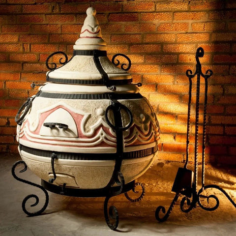 Tandyras keraminis smėlio spalvos su rožiniais ornamentais, juodu ketaus stovu ir įrankių rinkiniu