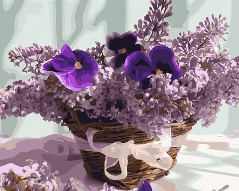gėlių puokštė pintame krepšelyje su alyvinėmis alyvomis ir tamsiai violetinėmis aksominėmis gėlėmis, dovanai