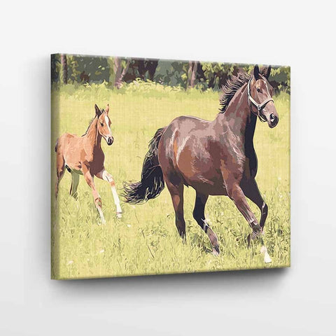Drobė su rudu žirgu ir kumeliuku pievoje, matinė spauda, 60×40 cm formato sieninei dekoracijai