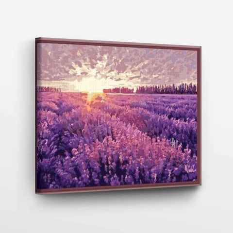 Sieninis paveikslas rėme, levandų laukas violetiniais tonais su saulėlydžiu, matomas iš priekio ir dekoratyviu rėmu
