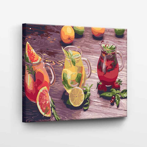Drobė 60×40 cm su trijų ąsočių vaisių kompozicija ir ryškiomis citrusų bei raudonomis spalvomis, priekinis kampas
