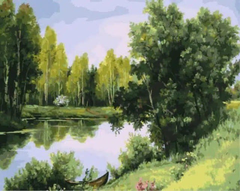 Peizažo paveikslas: ramus ežeras su valtimi pirmame plane, ryškiai žali medžiai ir šiltos vasaros spalvos, 60×40 cm