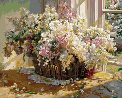 Aliejinė tapyba ant drobės — gėlių krepšelis švelnių baltų ir rožinių tonų, šiltas lango apšvietimas, horizontali 60×80 cm