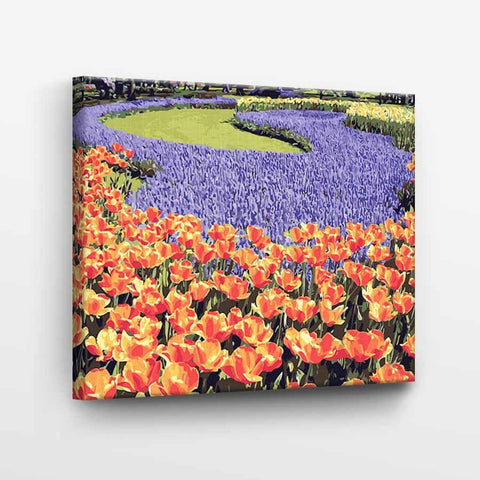 Drobė gėlėtas peizažas su oranžinėmis tulpėmis ir violetine gėlių juosta, 60×80 cm, pasvirusiu kampu, moderniai svetainei