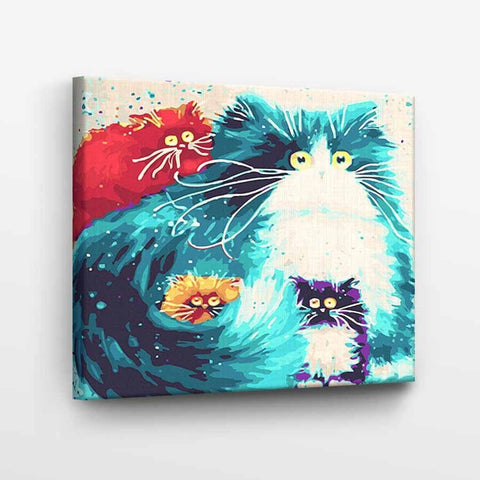 Drobė su spalvingomis pop‑art katėmis (turkio, raudona, geltona, purpurinė), kampu pakabinta ant balto fono