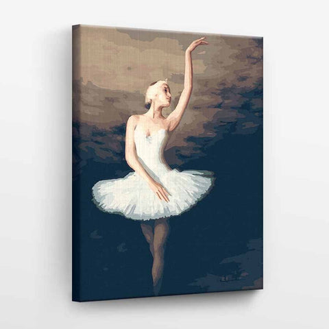 Drobė su balerina baltu tutu, vertikali 60×80 cm, subtilus mėlyno–tamsaus fono kontrastas ir tapybinė tekstūra