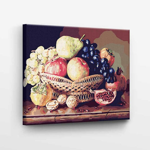 drobė su vaisių natiurmortu — galerijinio apvilkimo kompozicija šiltais tonais, horizontali, kampu nufotografuota, 40×50 cm