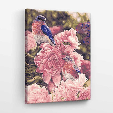 Drobė su mėlynais paukščiais ir rožinėmis bijūnėmis, įtempta ant medinio rėmo, priekinis 40×60 cm variantas