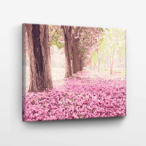 Drobė su rožine žydinčia alėja, ištempta ant medinio rėmo 60×40 cm, kampinis kadras pabrėžia gylį ir tekstūrą