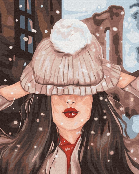 Tapyba ant drobės 50x70 cm, žiemos portretas – arti kadras moters su smėlio spalvos pūsta kepure ir ryškiomis raudonomis lūpomis