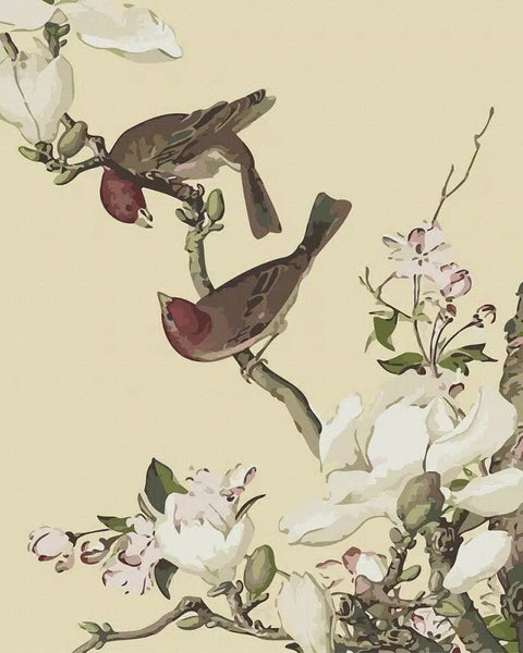 Tapetai kreminiai su baltomis magnolijomis ir paukščiais su raudonomis galvomis, artimas rašto detalės fragmentas kambario akcentui