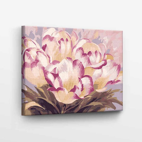 Drobė su rožinėmis ir violetinėmis gėlių motyvais, įtempta ant porėmio 60×40 cm, paruošta kabinti svetainėje