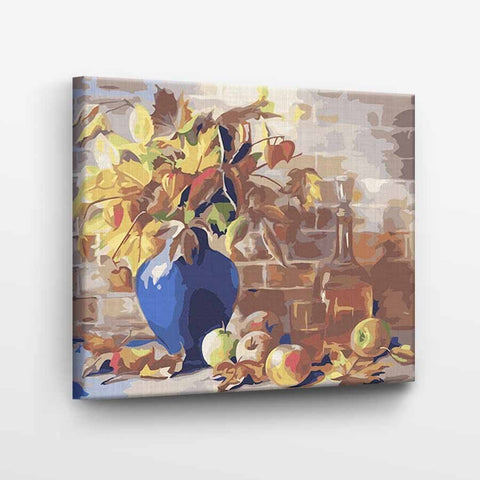Drobė su mėlynu vazonu ir rudens lapais bei obuoliais, frontinis kampas, įtempta ant medinio rėmo 40×50 cm