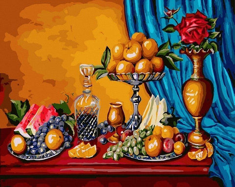 Paveikslas ant drobės: ryškūs vaisių natiurmortas su mėlyna užuolaida ir auksine vaza, 50×70 cm