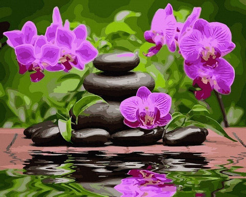 Akmenų dekoracija su violetinėmis orchidėjomis ir vandens atspindžiu, puikiai tinka SPA stiliaus interjerui