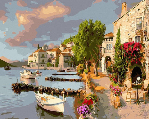 paveikslas ant drobės – Mediteranijos pakrantės scena su baltomis valtelėmis, ryškiomis gėlėmis, 60×40 cm artimas planas
