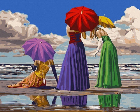 drobė su stilizuota jūros scena: trys moterys su raudona, geltona ir violetine skėčiais, atspindys vandenyje, 60×80 cm